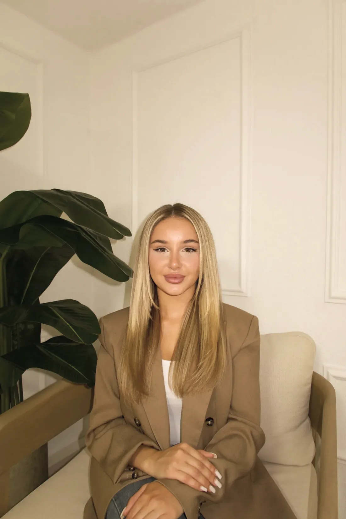 Enkleana Kuliqi, Gründerin von Enkleana Aesthetics, in ihrem Studio in Eppertshausen