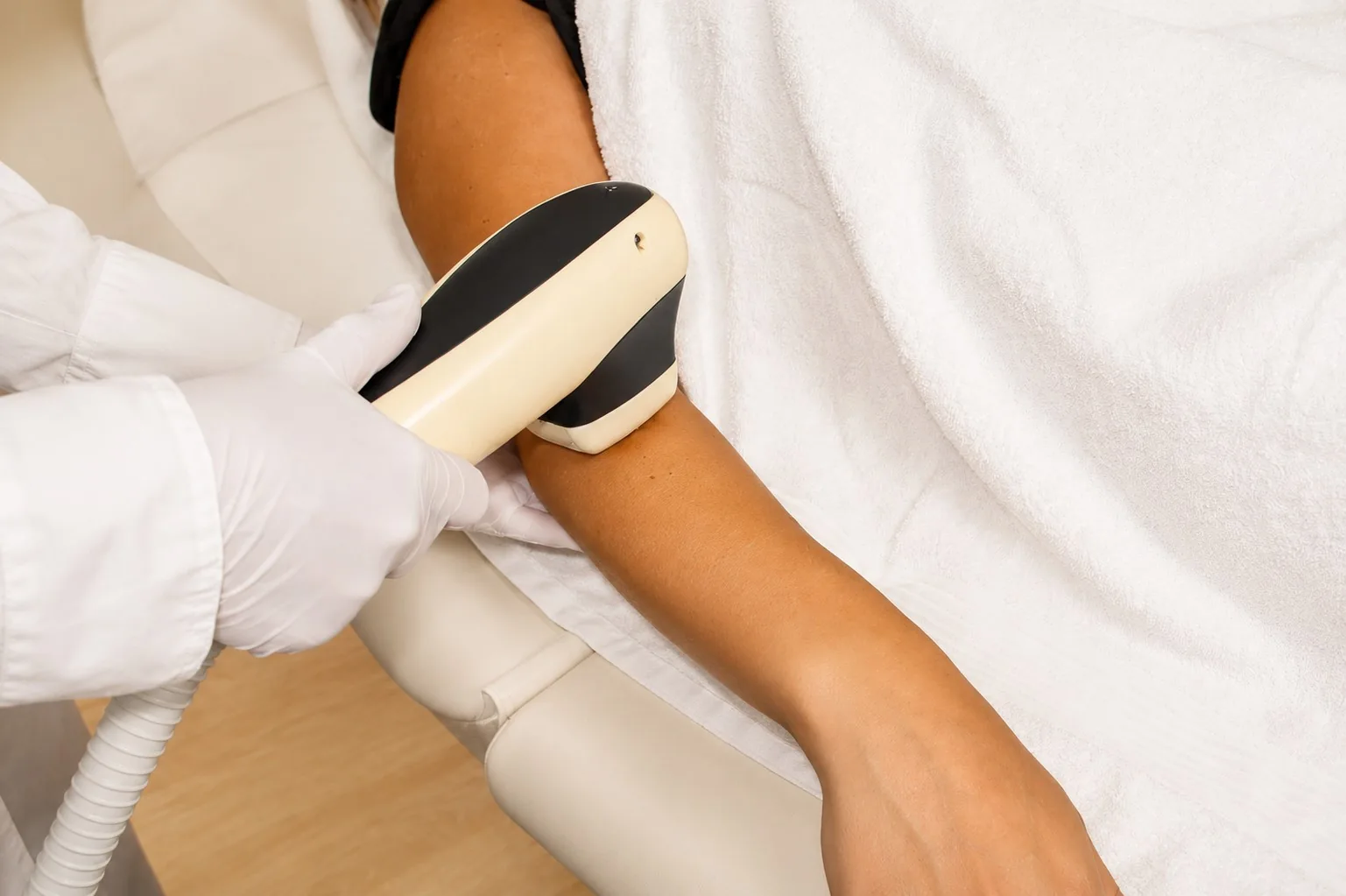 Diodenlaser-Handstück während einer Behandlung am Arm